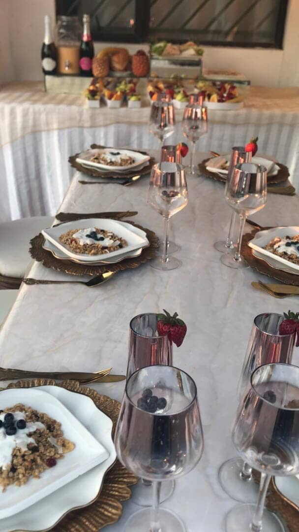 Finger Lunch — Granola & Champagne